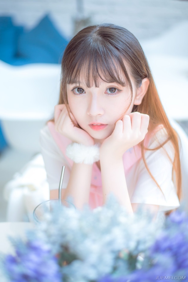 “少主，荆州军已经攻入蜀中，我等恐怕不日便要离开成都，只是成都新定，就请少主坐镇成都吧。”庞统向吕征一拱手道，倒不是敷衍，这种大型战役吕征可没参加过，而且万一有什么闪失，谁都不好交代。